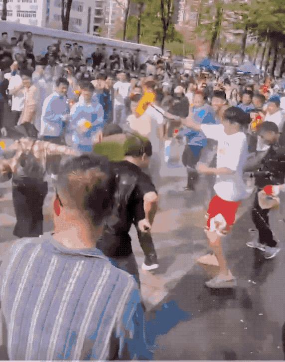 云南泼水节女人被围攻,泼水节判定性骚扰