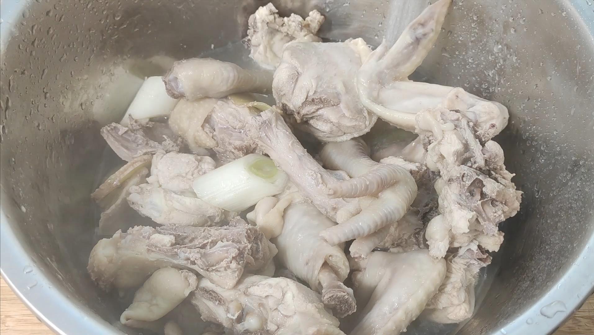 炖鸡汤都放哪些食材好喝,炖鸡汤的正确做法放什么