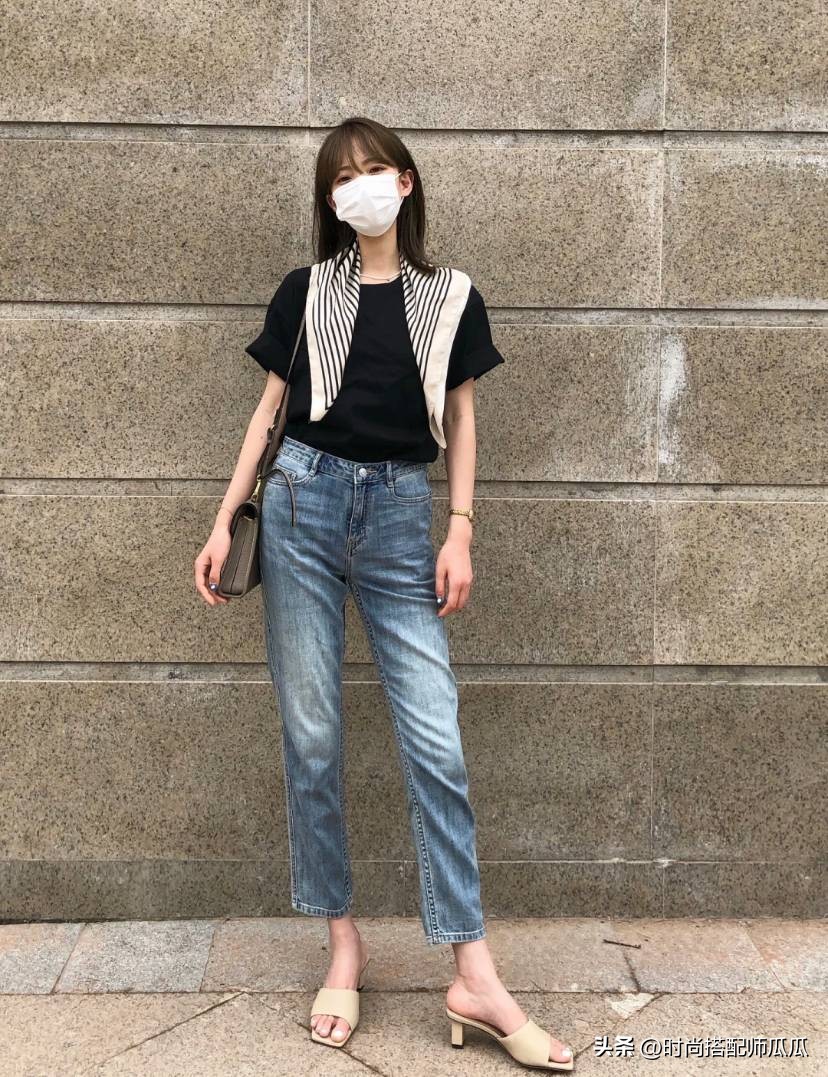 穿T恤系“丝巾”，凭什么优雅又好看？这2个精髓，学会就时髦