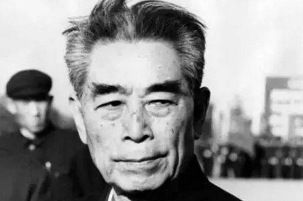 美国记者故意刁难周总理：为啥要用美产钢笔？犀利回答让对方羞愧