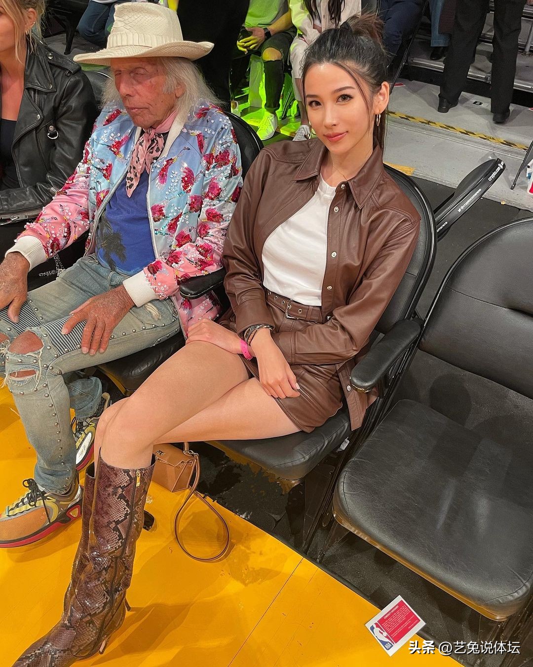 詹姆斯身边的背锅侠,湖人詹姆斯身后的美女