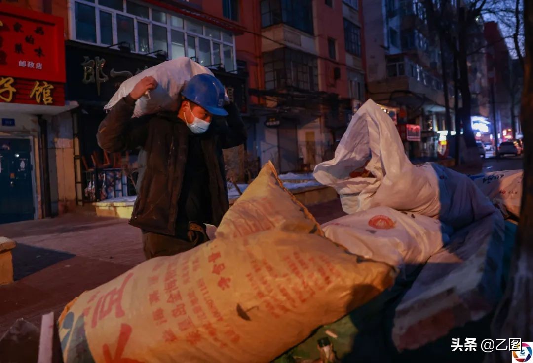 重病女儿迎来好转,却因没钱面临放弃,单亲爸爸急得扇自己耳光