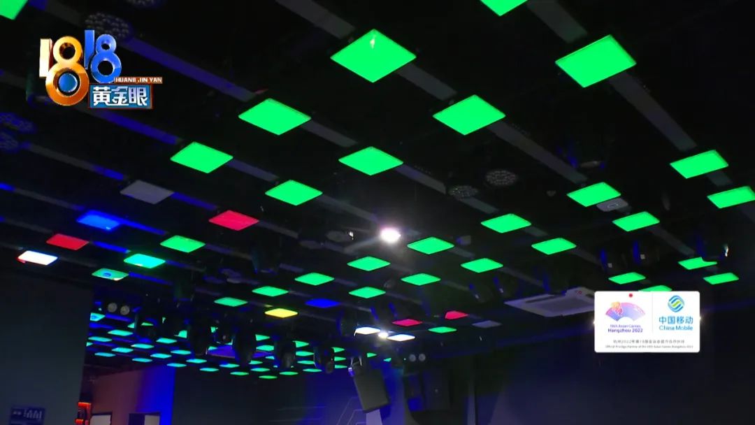 直播基地里的酒吧,在等一张证