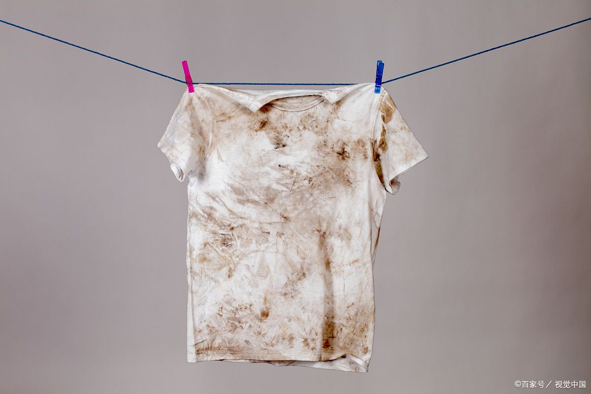 出汗导致衣服发霉的黑点怎么洗掉,夏天出汗衣服上有黑点怎么洗掉