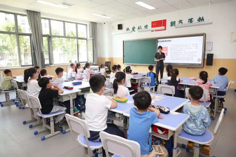 民法典宣传进校园法治护航助成长,民法典宣传教育月公开课