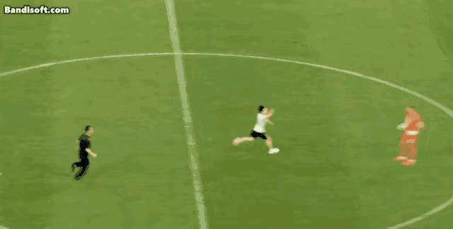 球迷冲入球场拥抱梅西被行拘点评,冲进球场拥抱梅西的道歉视频