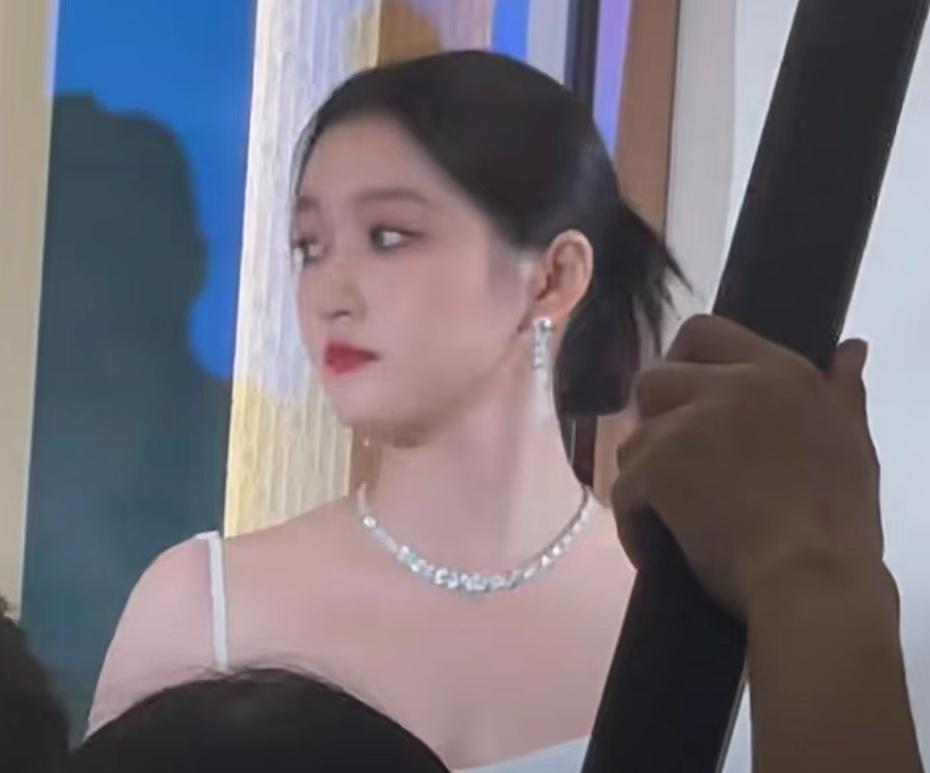 关晓彤最新照片女人味十足,关晓彤精修机场生图半身造型