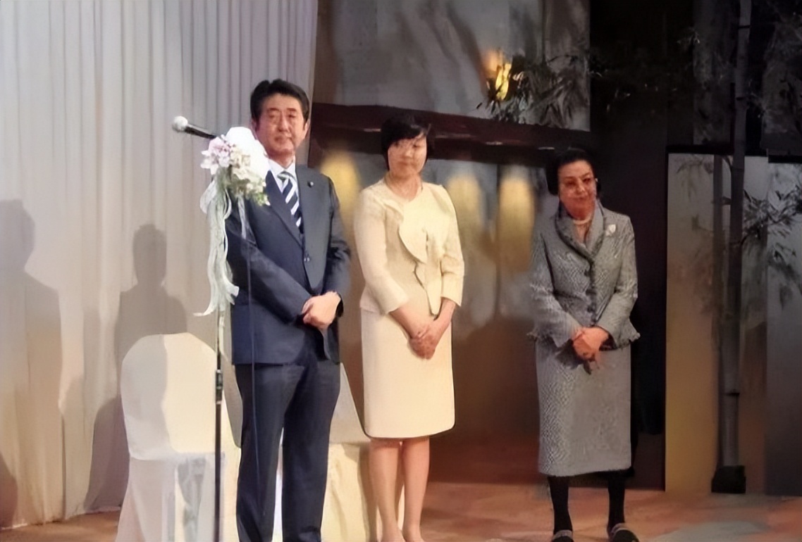 无法生育，爱喝酒，爱追星的安倍昭惠，为啥被安倍晋三宠成小公主