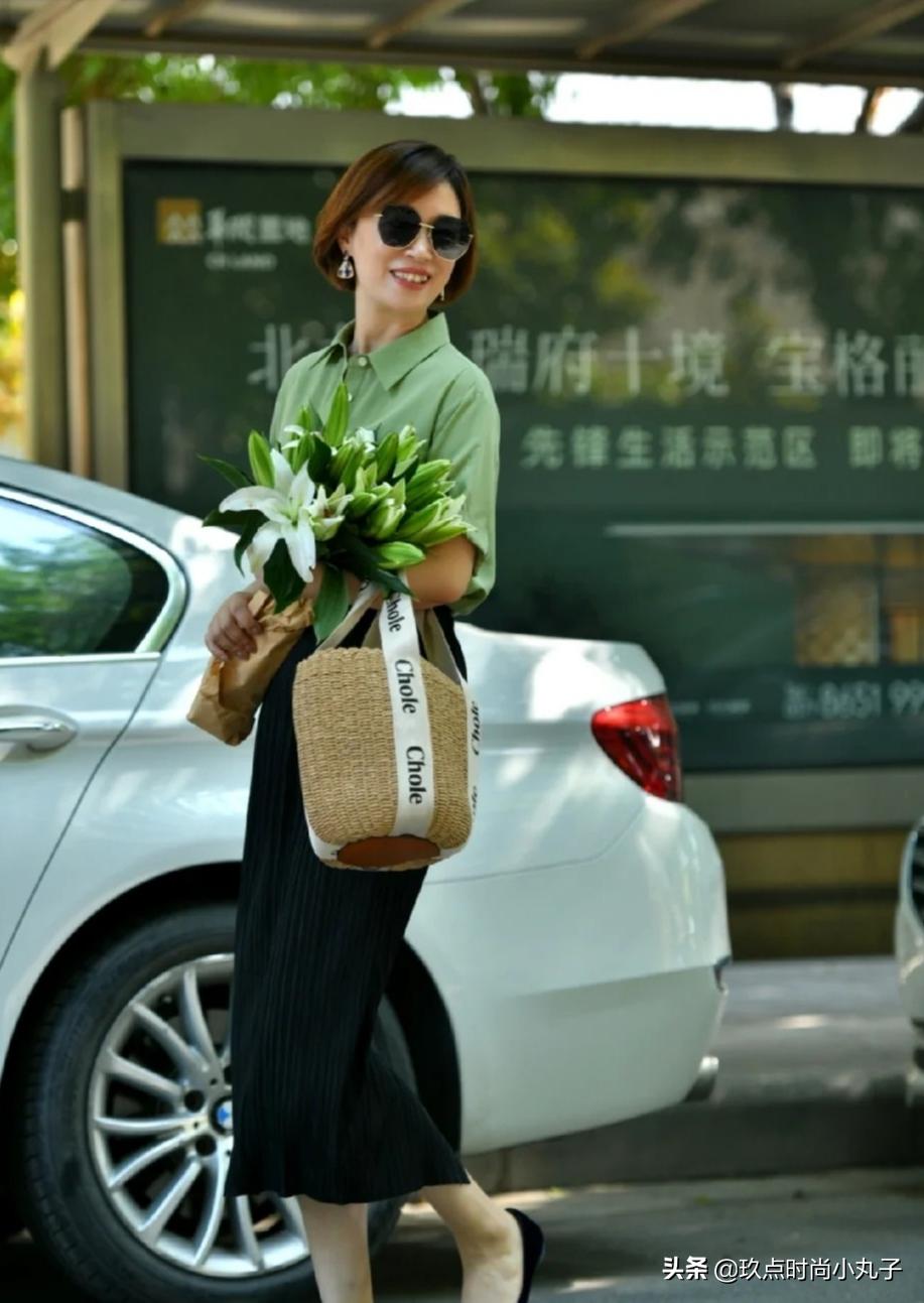 若你过了50岁，衣服不必太多！有这些普通款足矣，怎么搭都很美