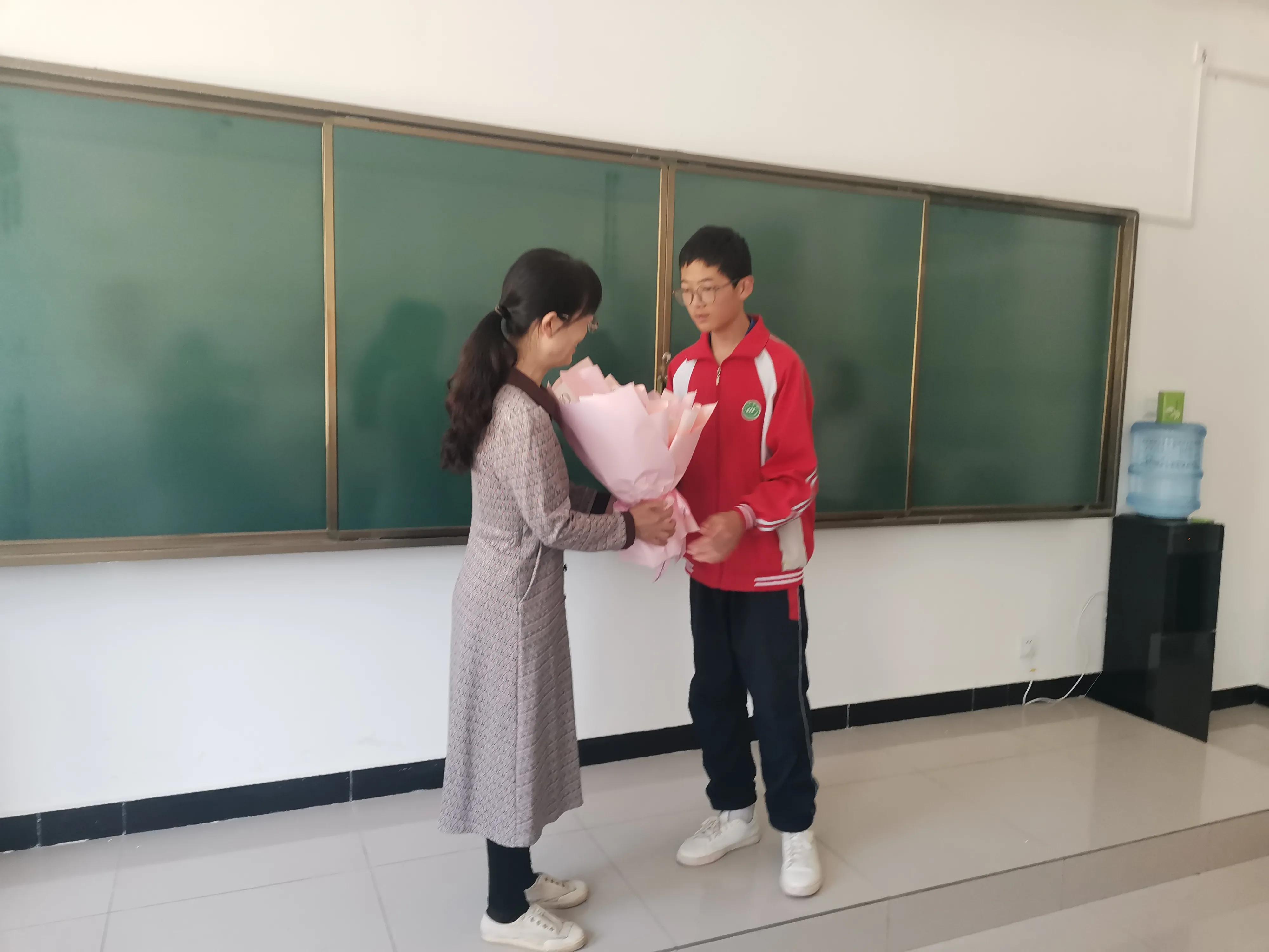 感恩师恩锦旗经典句,感谢师恩送锦旗