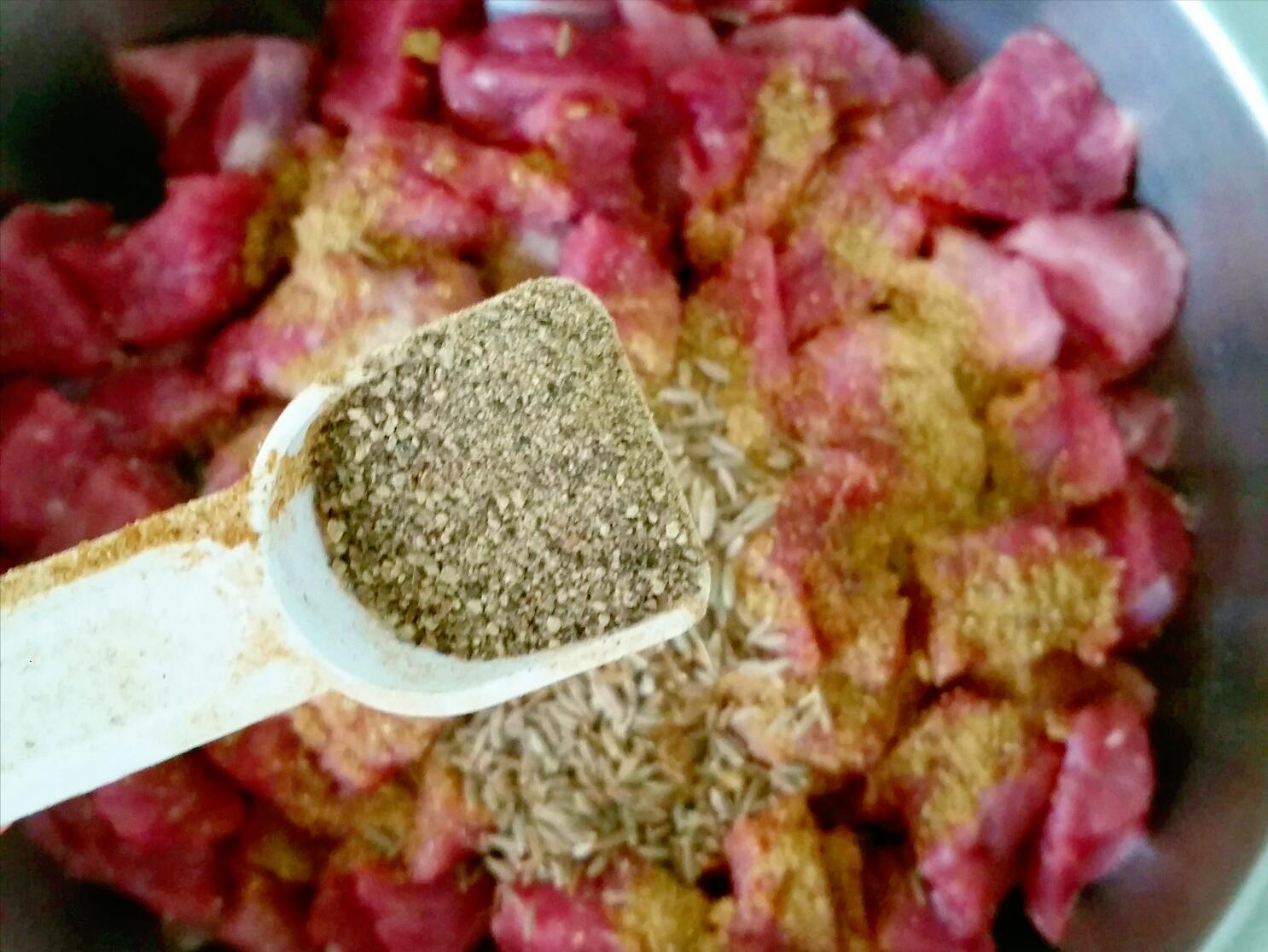 烤肉摊的秘制烤羊肉串,从腌肉到烧烤,配方详细,外焦里嫩太香了