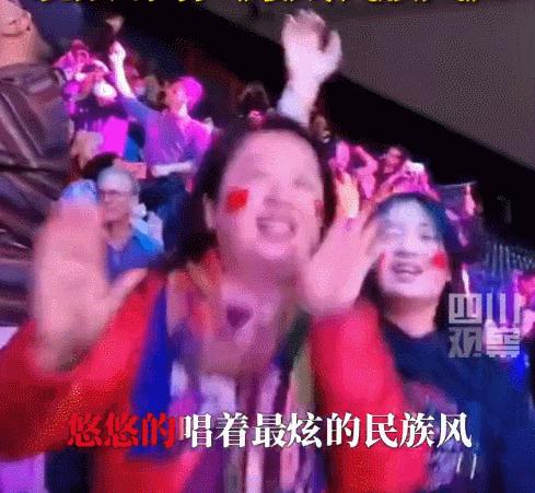 女排世锦赛观众嗨唱最炫民族风,太嗨了女排世锦赛现场