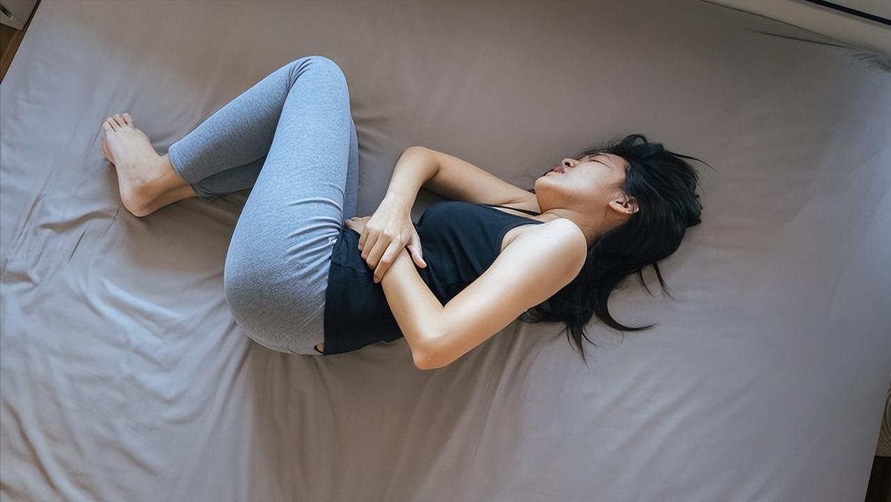 女性屁股中间为啥也会长毛？能不能直接剃掉？医生劝你手下留情