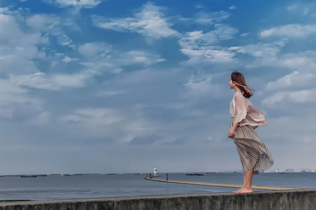 人生最好的状态就是独处知足自洽,人生下半场最好的活法豁达独处