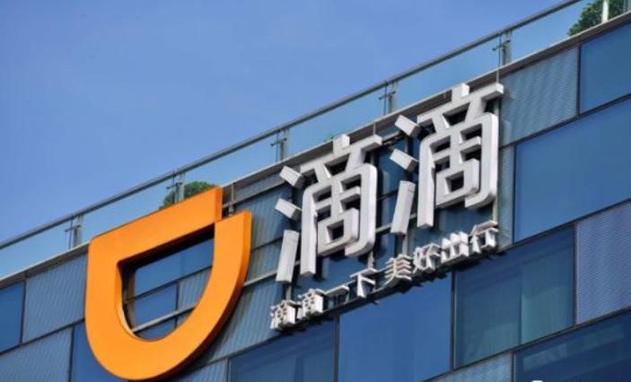 滴滴出行的程维赚的是什么样的钱,与滴滴出行创始人程维并肩而立