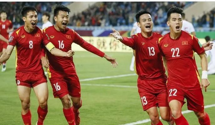 中国vs越南直播范志毅的表情,范志毅被完爆的比赛视频