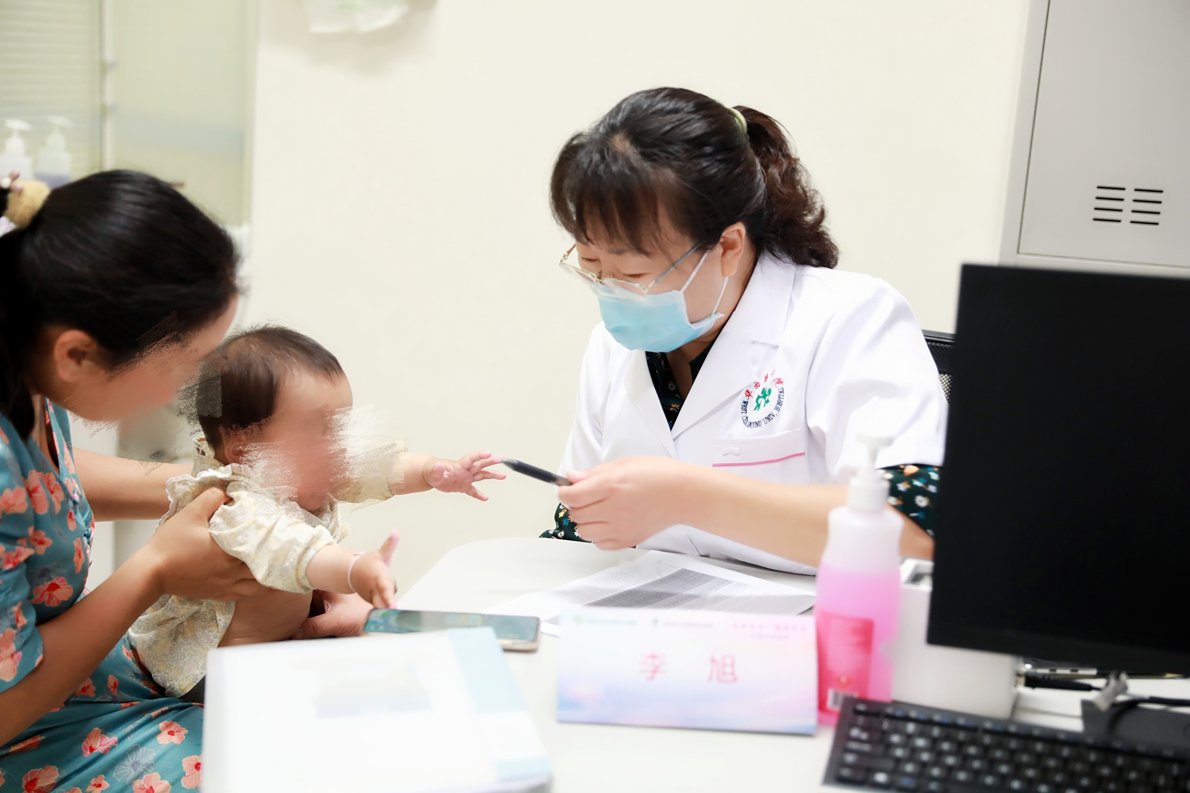 四川大学华西第二医院联合首都医科大学附属北京友谊医院举办“新肝宝贝健康成长”大型义诊活动