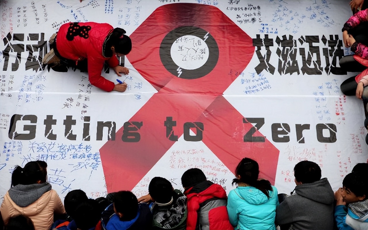 艾滋病的口腔症状是什么？不妨查看自己是否有这4个“迹象”