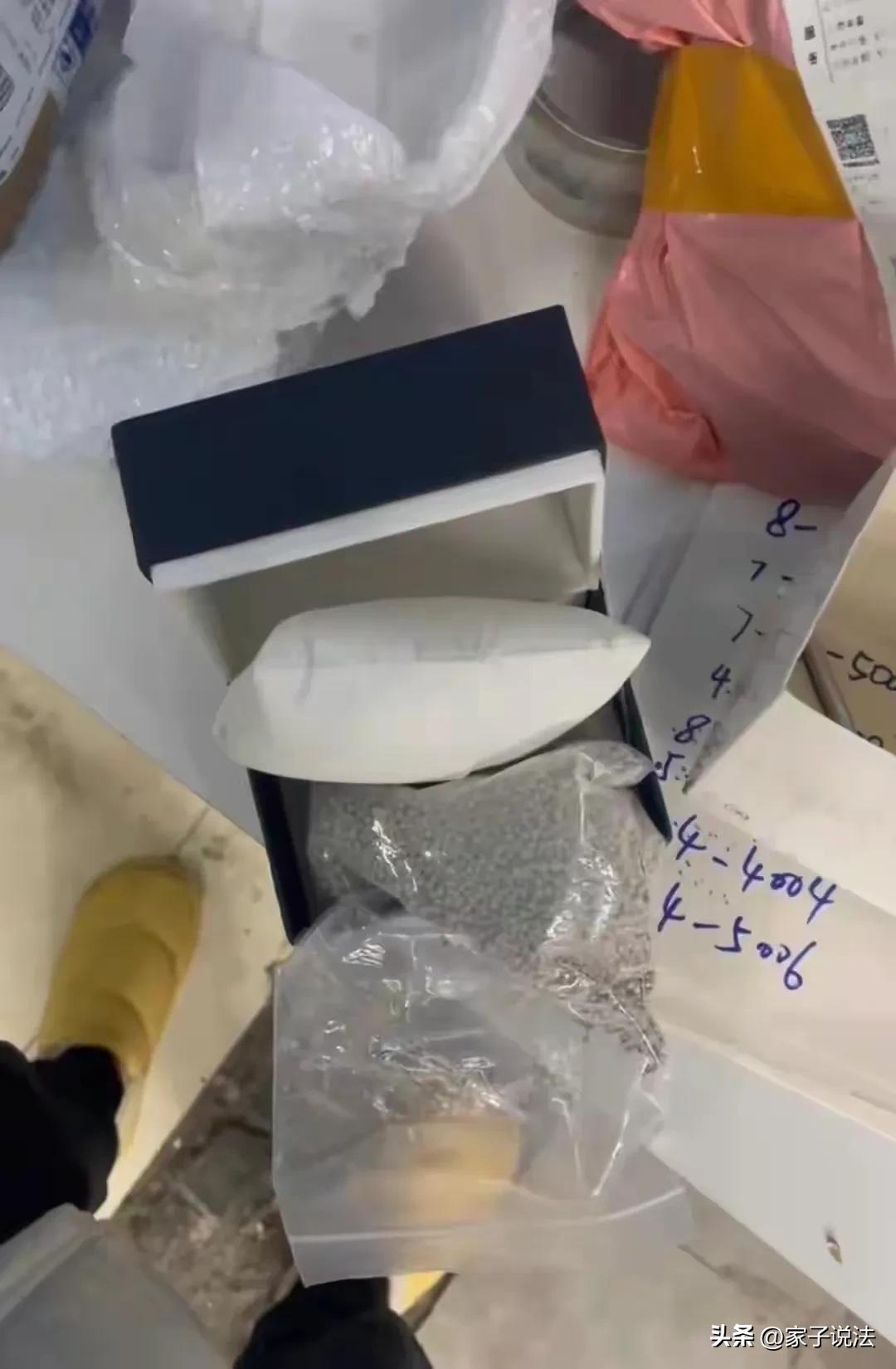 卢先生花3253元，网购了一款手表。收到货以后，打开表盒，里面却没有表，只有一袋沙子。