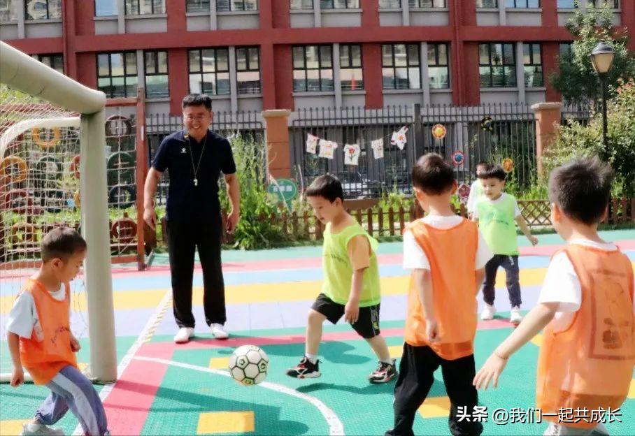 幼儿园足球友谊赛,幼儿园足球友谊赛家长齐上阵