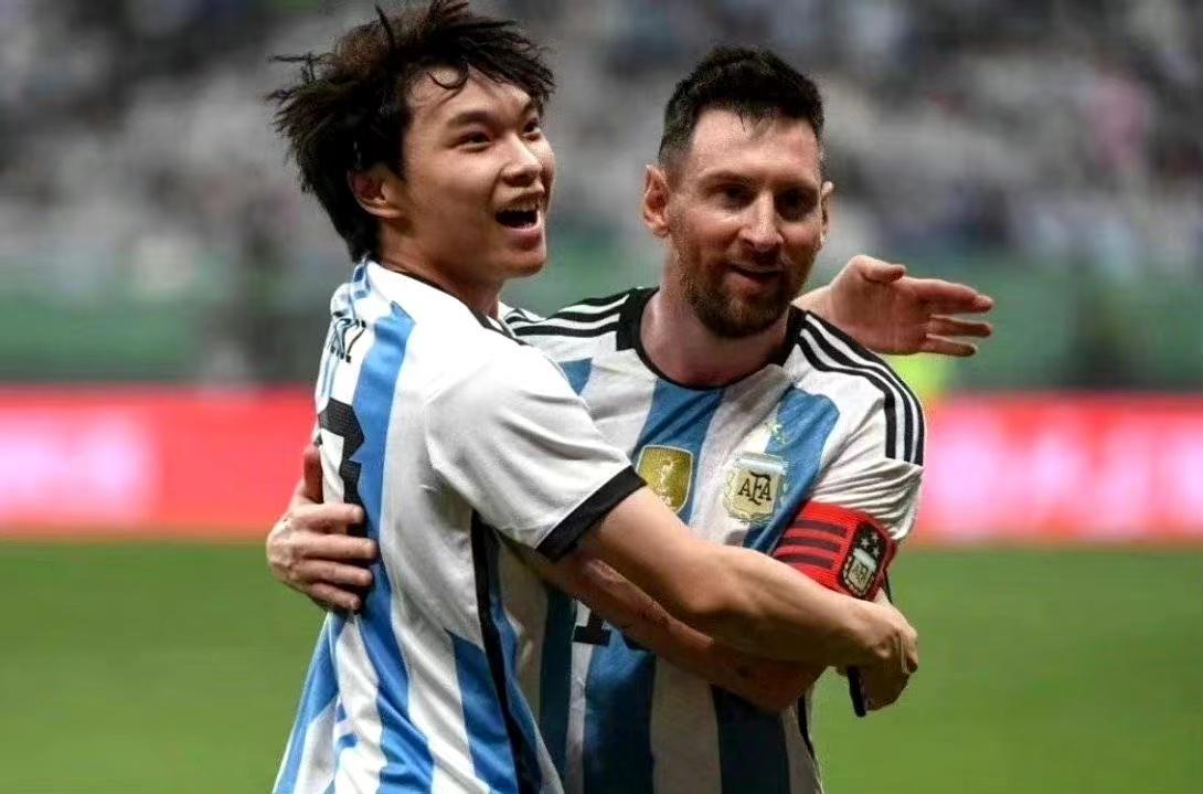 球迷疯狂冲入球场拥抱,冲进球场和梅西拥抱视频录像