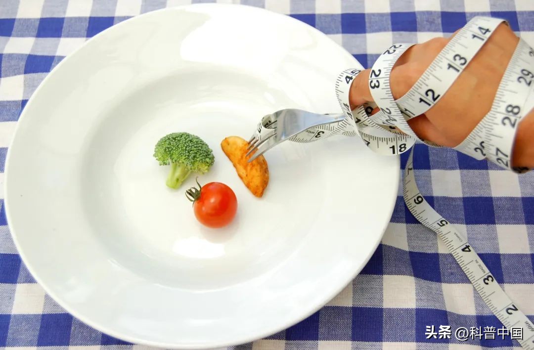 睡前吃夜宵胖肚子吗,16+8减肥法需要每餐饱腹吗