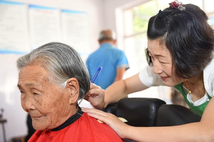 老人离世前的三个征兆，有空多陪陪长辈