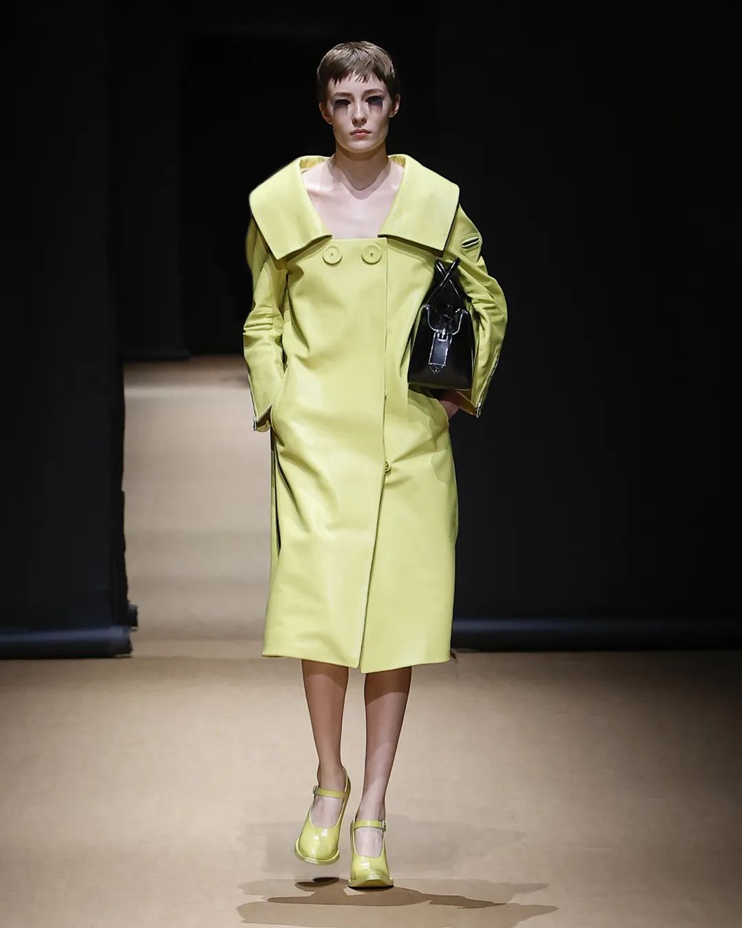 在Prada的戏梦中，以对立之境现原生之美