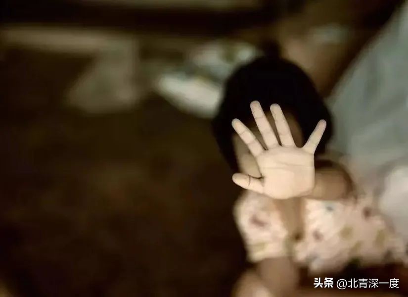 女孩被未成年人性侵8次，男孩无需承担刑责回校念书，谁来教育“法网之外”的施害者