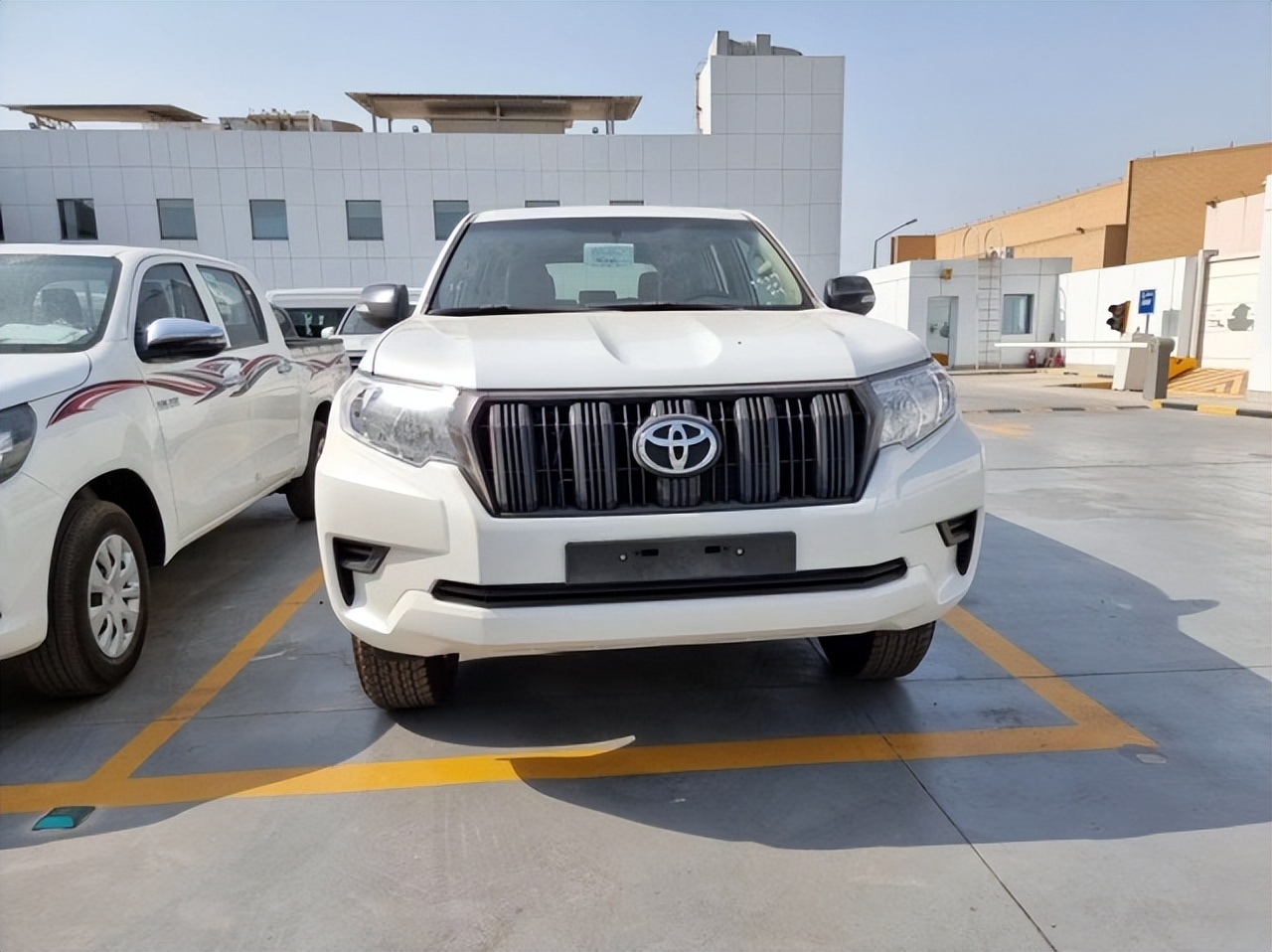 2020款丰田霸道270020万左右,丰田霸道2700最帅的颜色