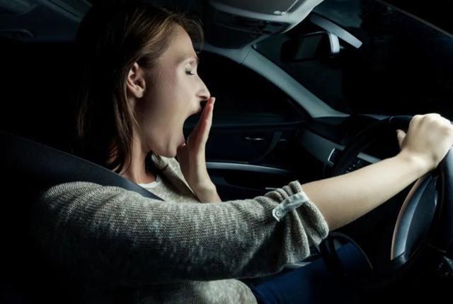 怎么握方向盘姿势是正确的,怎样握方向盘的姿势是正确的