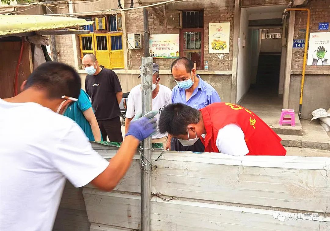 承担企业社会责任:兰州宏建集团加固防疫围栏保民生