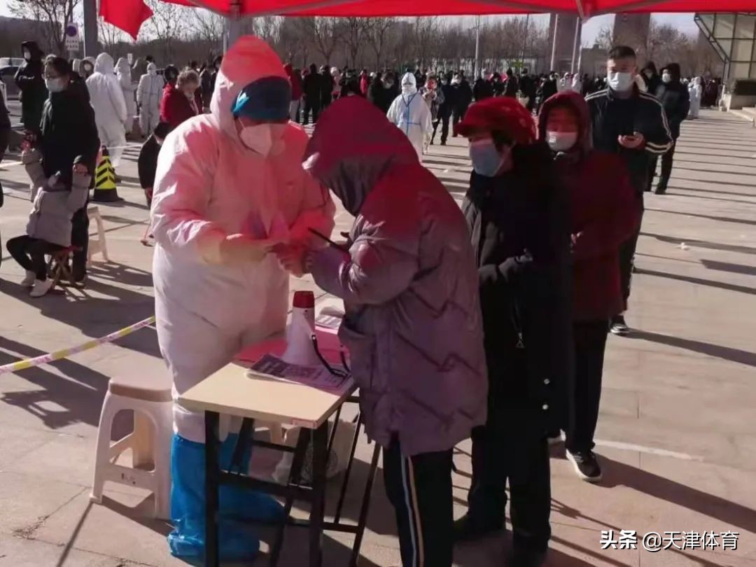 体操运动员疫情训练,抗疫一线党旗红勠力同心战疫情