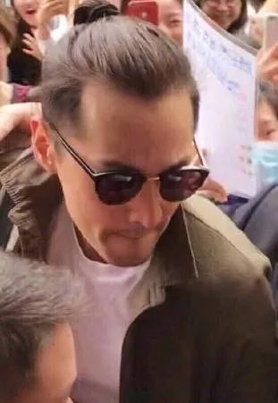 明星脱发有多严重！吴彦祖变大叔何炅露头皮，女星假发片都不管用