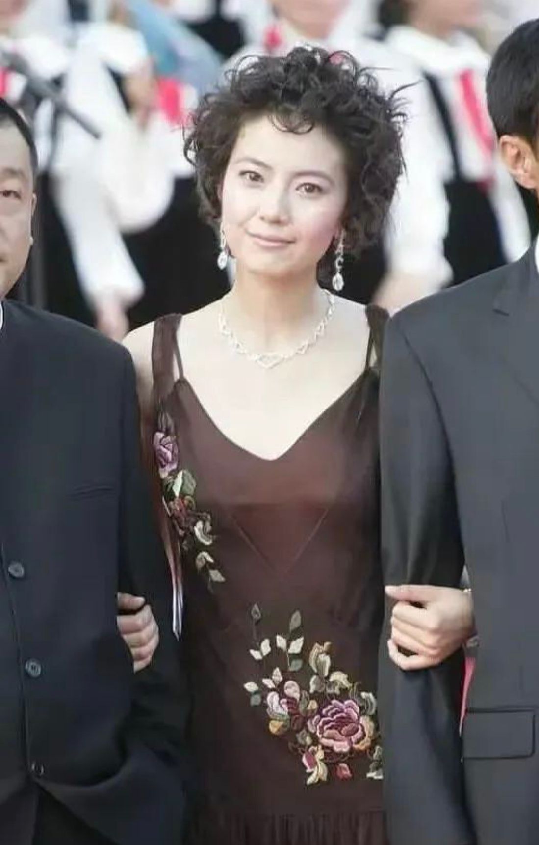 当看到高圆圆烫了“泡面卷”,终于明白:什么叫发型决定气质