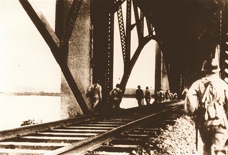 副艇长和小卖店老板娘偷情被举报，竟意外揭开特务惊天阴谋