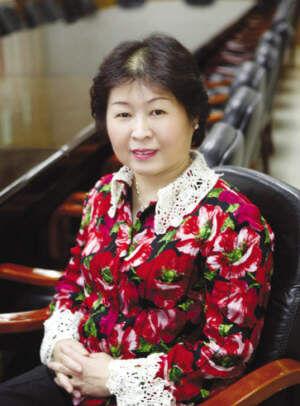 女人老了，怎么打扮更显贵气体面？这3位老牌“女首富”给你答案