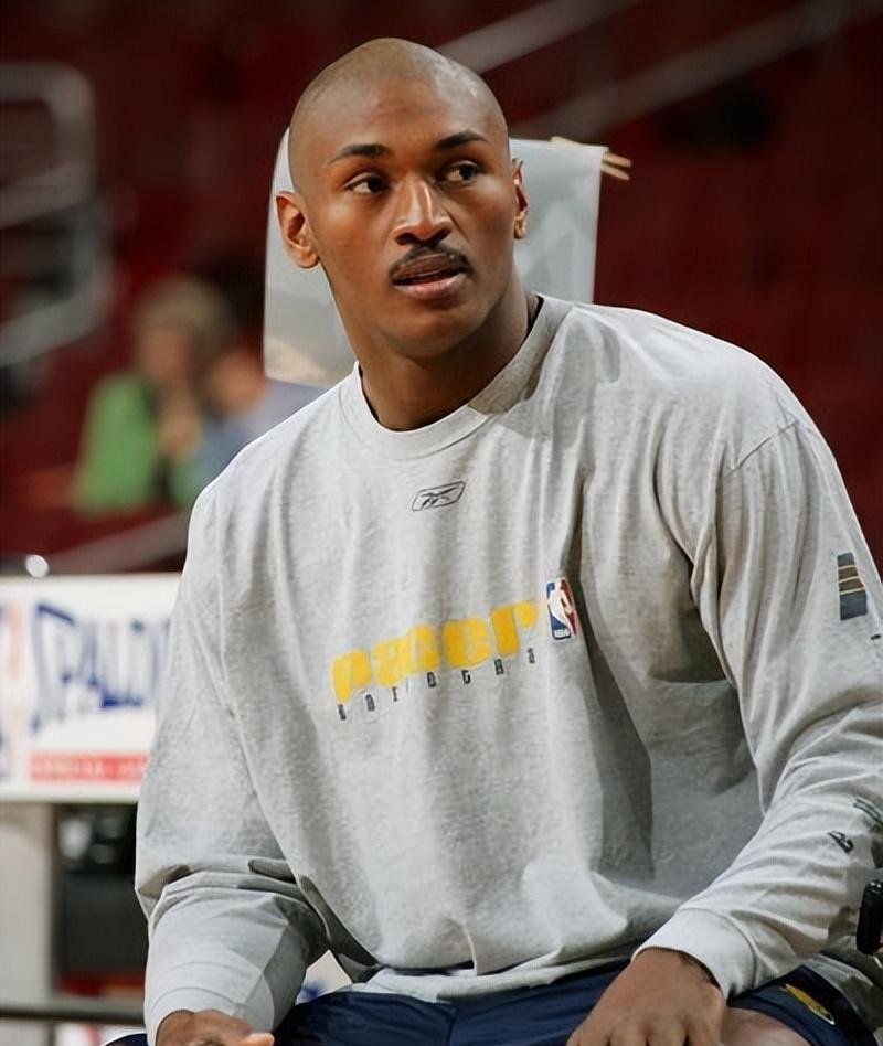 中国女歌手爱上外籍黑人,同居后被家暴至肛裂,如今40岁无人敢娶