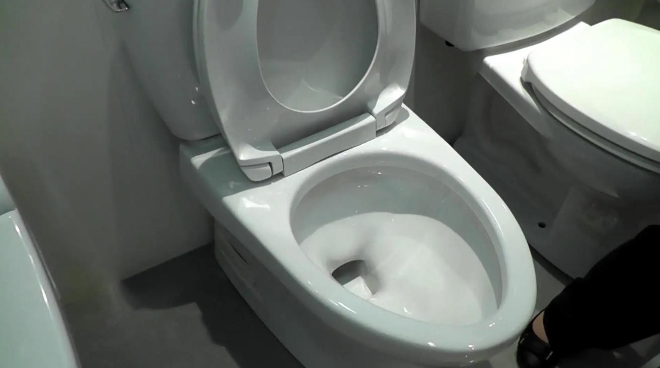 美国马桶前面为什么要设计个孔,美国马桶前面有个缺口怎么冲水