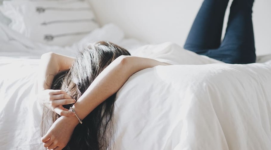 强直睡眠质量不好，半夜腰酸背痛？那就睡前拉伸缓解下