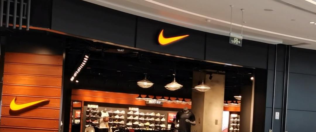 850亿一夜灰飞烟灭，耐克跌落神坛