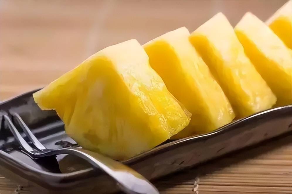 菠萝扎嘴是因为真有“针”？泡盐水不管用，你可以试试这样做！