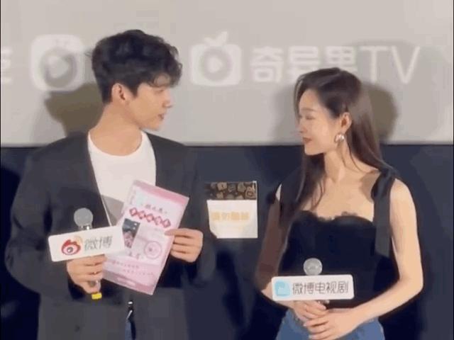 白敬亭宋轶扫楼拍照换玩偶,白敬亭穿外套抱宋轶