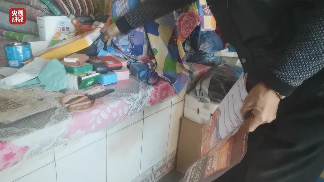 药贩子卖药骗老人视频,药贩子用评书机专坑老人