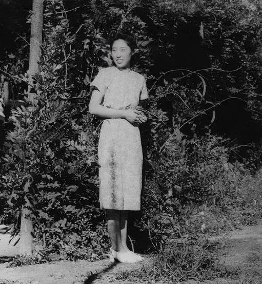 1948年，*少奇刘**王光美合影，那年她27岁，为革命放弃留学深造