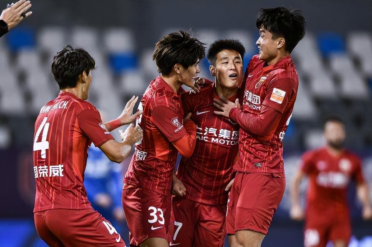 中超上海海港vs武汉长江直播,中超积分榜海港申花同积10分领跑