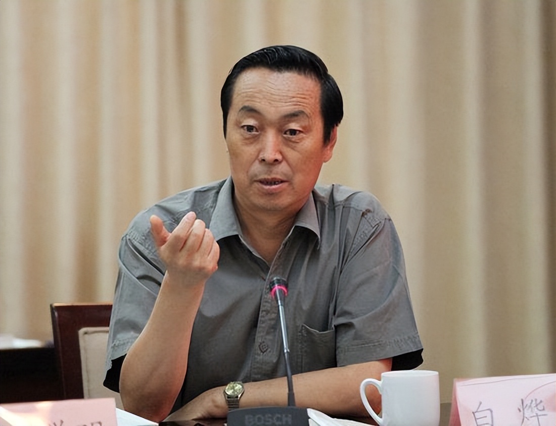 香港《文汇报》刊发白烨评《三山凹》文章