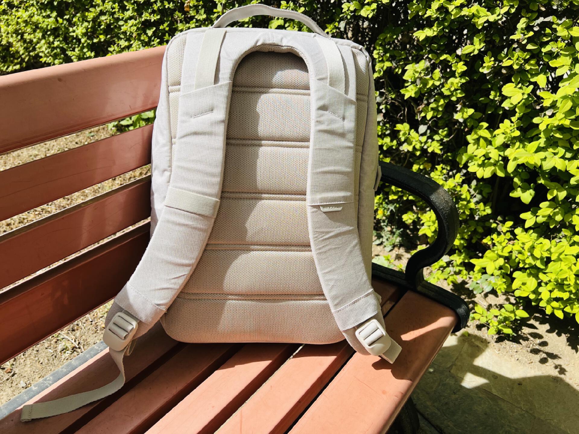 incasecitycompact双肩包,不失逼格的通勤包