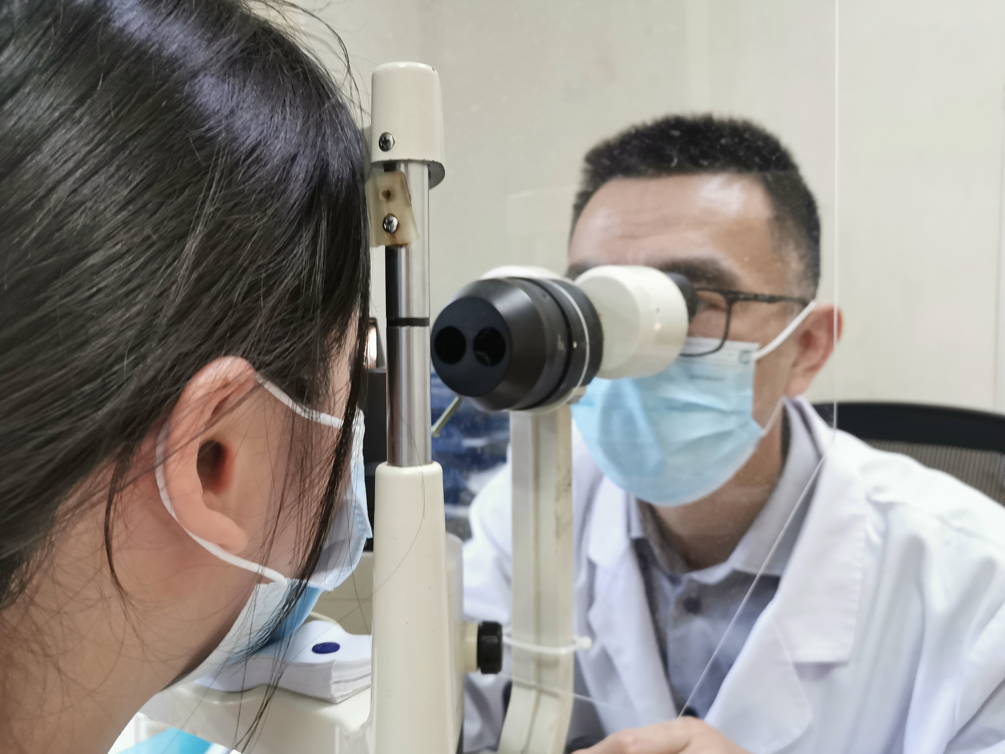 经常戴隐形眼镜洗眼睛有必要吗,经常清洗眼镜会对镜片有损伤吗