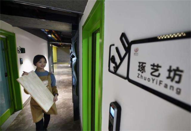 不顾家人反对辞去教师工作创业,几年前不顾家人反对坚持学美术